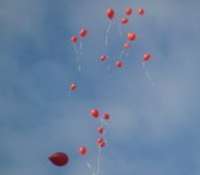 Palaižot gaisā asins sarkanus balonus, aizlūdz par AIDS upuriem