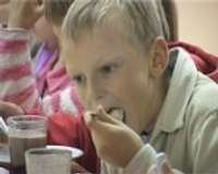 Skolēniem neļaus ēst frī un cīsiņus