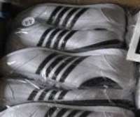 Papildināts – VID konfiscē caur Liepājas ostu ievestos “Adidas” kurpju viltojumus