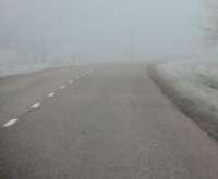 Lielākajā Latvijas daļā sniegs un apledojums apgrūtina braukšanu