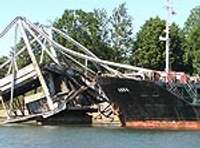 Pēc divu gadu pārtraukuma pavasarī atsāks tiesvedību tankkuģa sadragātā Karostas tilta lietā