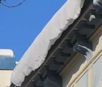 Kūstošs sniegs uz namu jumtiem var radīt bīstamas situācijas