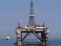 Sākts darbs, veidojot naftas izpētes urbumu jūrā