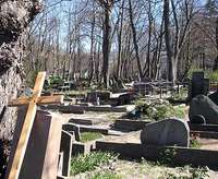 Centrālajos kapos nolauzti vairāki kapu krusti