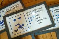 Oficiālajās peldvietās uzstādītas informatīvas zīmes par ūdens kvalitāti