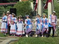 Pie Gulbju dīķa muzicē baltkrievu ansamblis ”Pavļinka”