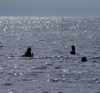 Papildināts – Glābēji iesaistās divu cilvēku meklēšanā jūrā