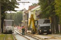 FOTO: Kr.Valdemāra ielā posmā no Līvas laukuma līdz Jūrmalas ielai tiek montētas jaunās tramvaja sliedes