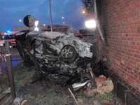 Papildināts un precizēts (11:15) – Cukura ielas aplī avarē un sadeg auto ar ārzemju numuriem; divi bojāgājušie