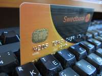 Pie atskurbtuves klienta atrod svešu kredītkarti