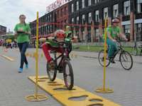 FOTO: Sacenšas jaunie satiksmes dalībnieki – velosipēdisti un jaunie autobraucēji