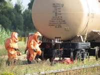 Latvijas dzelzceļa un operatīvo dienestu mācībās imitē degvielas noplūdi uz sliedēm