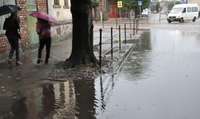 Papildināts – Stiprais lietus appludina ielas; autovadītājus aicina būt piesardzīgiem