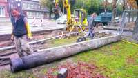 Būvnieki Brīvības ielā atrod senu koka cauruļvadu