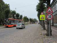 Par ”gulošajiem policistiem” Rīgas ielā brīdina gan zīmes, gan horizontālais apzīmējums