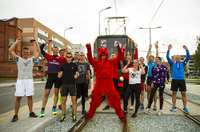 Sacenšoties ar tramvaju, skrējēji apliecina gatavību Liepājas Pusmaratonam