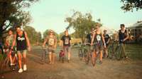 Gacho jaunajā videoklipā popularizē riteņbraukšanu