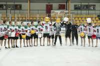 Hokejisti un LOC pārstāvji pieņem “ledus spaiņa” izaicinājumu
