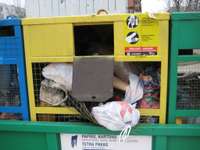 Vandaļi izposta jaunuzstādītos atkritumu šķirošanas konteinerus