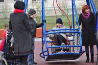 Liepājā atklāj Latvijā pirmās šūpoles bērniem ar invaliditāti