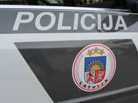 Iereibis šoferis policistiem piedāvā 100 eiro