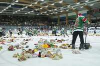 “Liepāja” izlaiž uzvaru pār “Kurbads”; uz ledus tika izmests vairāk nekā 2000 mīksto rotaļlietu