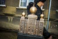 Atklāj Liepājas sinagogas bronzas atlējumu