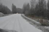 Papildināts (23:55) – Sniega dēļ braukšana apgrūtināta teju uz visiem ceļiem; stiprākais vējš līdz šim bijis Liepājā