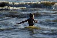Lielo viļņu dēļ aizliedz peldēties Liepājas pludmalē