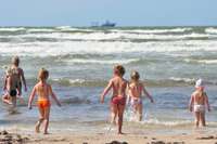 Mājās nogādā bērnus, kas jūrā peldas bez pieaugušajiem