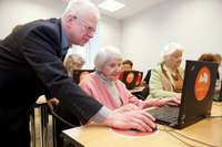 Liepājas seniori atgriežas skolas solā un apgūst datorprasmes