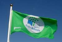 Pie izglītības iestādēm turpinās plīvot Zaļais karogs