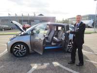 CSDD darbinieki testē elektro ”BMW”