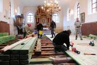 Atjauno baznīcas grīdu