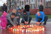Ar iedegtām svecītēm piemin traģiskos notikumus Francijā un bažījas par drošību Latvijā