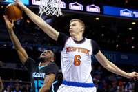 Porziņģa 13 punkti neglābj ”Knicks” no zaudējuma ”Hornets” basketbolistiem