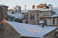 Uzdod novākt sniegu no ēku jumtiem