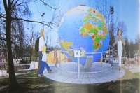 Blakus rotaļu laukumam Jūrmalas parkā sola uzstādīt milzu globusu