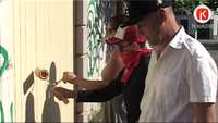 Baikeri piespiež grafiti zīmētāja vecākus aizkrāsot dēla ķēpājumus