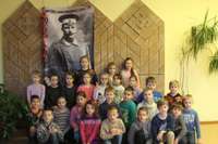 Skolēni Oskara Kalpaka dzimšanas dienu atzīmē ar viktorīnu