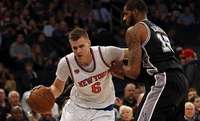Latvijas basketbolam vēsturiskā NBA cīņā Porziņģis un “Knicks” uzvar Bertāna pārstāvēto “Spurs”