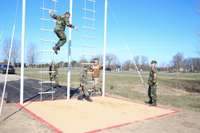 Pie Oskara Kalpaka Liepājas 15.vidusskolas atklāts NATO šķēršļu joslas 1. posms