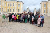 Bērniem dāvina ekskursiju uz Rundāles pili