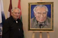 Ēriks Kūlis Liepājas Universitātei dāvina Ērika Hānberga portretu
