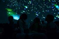 Skolēni vēro zvaigznes mobilajā planetārijā