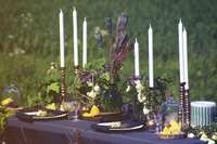 Svētku galds – dekorēts ar svecēm un ziediem
