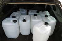 Valsts policija vīrieša automašīnā konstatē 350 litrus alkohola