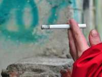 Aptauja: 27% smēķētāju mēdz izmest cigarešu galus notekā, aprakt smiltīs vai sniegā