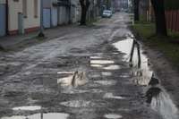 Ilgstošā lietus dēļ grants ielas ir kritiskā stāvoklī