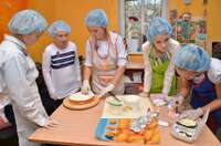Bērni rotā kūku Latvijai dzimšanas dienai